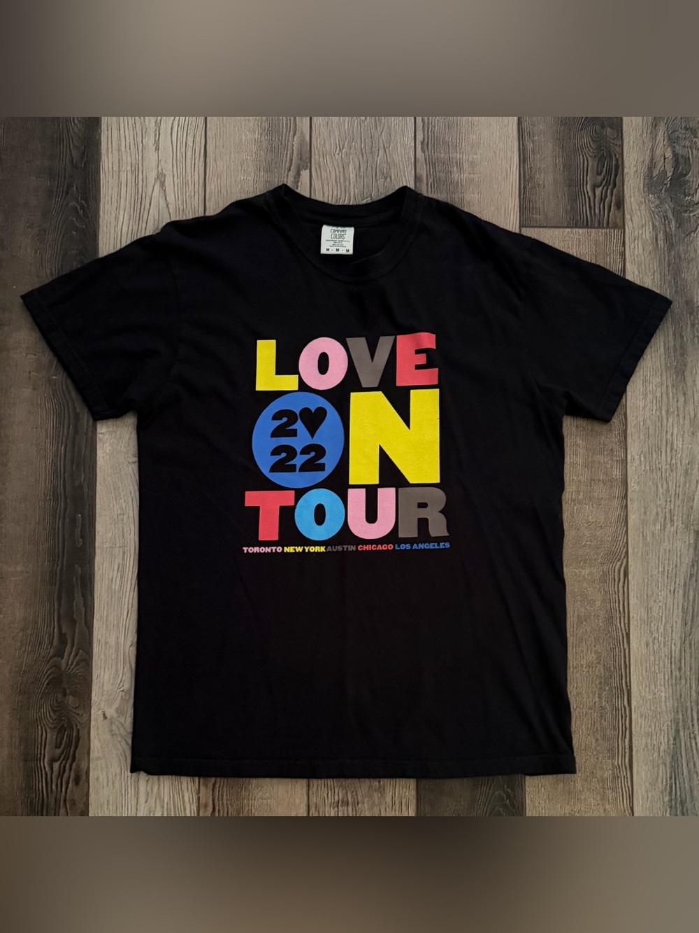 Harry Styles t-shirt features a graphic for the 2022 "Love On Tour" residency M